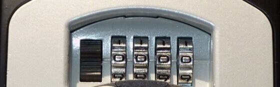 Zahlenschloss mit vierstelligem Code für hohe Sicherheit Nahaufnahme eines vierstelligen Zahlenschlosses mit drehbaren Zahlenwalzen