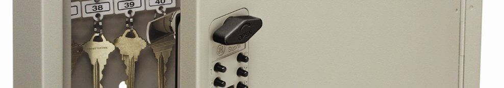 Schlüsselkasten mit Zahlenschloss und nummerierten Haken für Schlüsselaufbewahrung Detailaufnahme eines geöffneten Schlüsselkastens mit Zahlenschloss und nummerierten Haken, an denen mehrere Schlüssel hängen