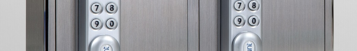 Schließfächer aus Edelstahl mit Zahlenschloss Detailansicht von zwei Edelstahl-Schließfächern mit Zahlenschloss und Tastenfeld