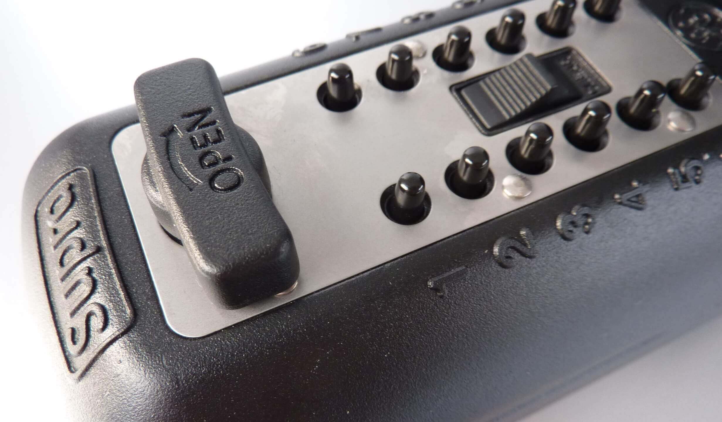 Nahaufnahme eines schwarzen Supra Schlüsselsafes mit Zahlencodierung und OPEN-Drehknopf Detailansicht eines Supra Schlüsselkastens mit mechanischen Zifferntasten, OPEN-Drehknopf und robustem Gehäuse