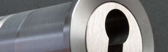 Detailansicht eines hochwertigen Schließzylinders aus Metall Nahaufnahme eines silbernen Schließzylinders mit Schlüsseleingang, geeignet für Türschlösser